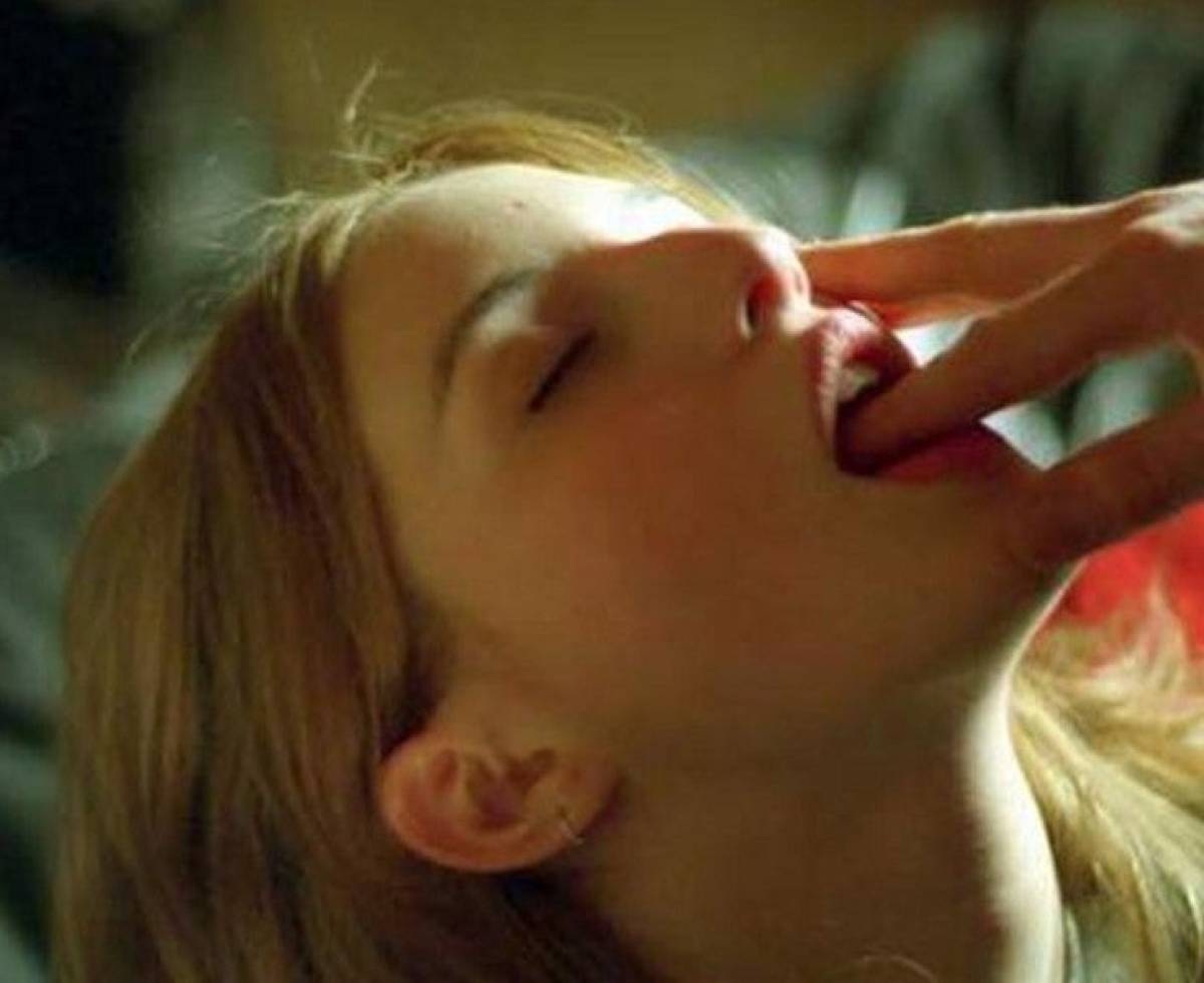Полный рот стекла. Melissa p 2005. Палец во рту у девушки. Облизывает палец.