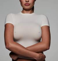 Polémica tras el sujetador con pezones de Kim Kardashian que ya es viral