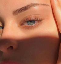 Cambiarse el color de los ojos: la operación estética viral que puede tener graves consecuencias