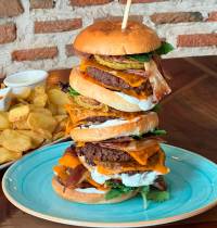 El restaurante que ya tiene la hamburguesa vegana más grande de toda España