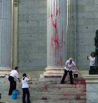 Esta es la polémica que ha generado la pintada del Congreso por parte de activistas climáticos