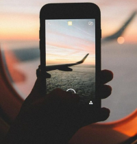 La verdadera razón por la que debes poner el móvil en modo avión en los vuelos