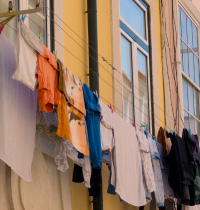 Barcelona te va a multar si tiendes la ropa en tu balcón