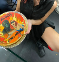 En el camera roll de ELYELLA, rey y reina del sonido vitalista que te eleva el ánimo