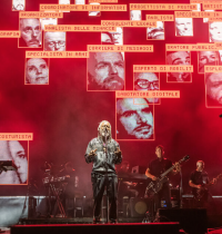 La performance invasiva de Massive Attack para denunciar la hipervigilancia estatal