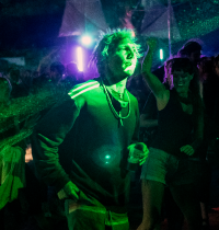 La gen Z cambia el mood de las fiestas: ahora se viven con café y sonidos sanadores
