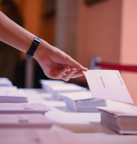 ¿Qué es la lotocracia? Así funciona elegir a los gobernantes de manera aleatoria