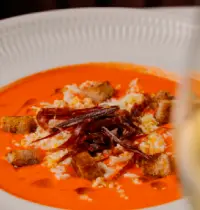 Jacqueline presenta su plato de julio: salmorejo andaluz con jamón ibérico de bellota