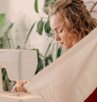 La gen Z encuentra la paz en un hobbie del pasado: coser