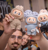 Colas de cuatro horas para entrar a la primera tienda Labubu de España