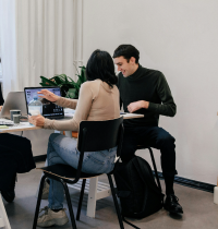 Ir a la oficina erosiona tu felicidad diaria