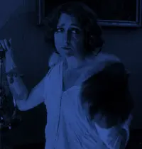 Hablamos con la directora de Locas del ático, el corto que revisa la representación de la locura femenina en el arte