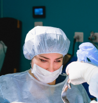 Ni la privada es más eficiente ni hay un éxodo de médicos: los mitos sobre la sanidad pública española