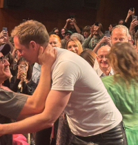 La masculinidad que queremos: Alexander Skarsgard besa a Pedro Pascal en defensa de lo queer
