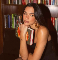 Dua Lipa inaugura en Oporto una librería de títulos censurados por los poderes dominantes