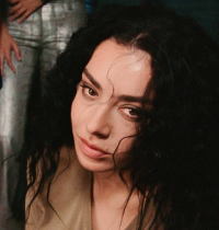 Charli XCX debuta en el cine: producirá y protagonizará la película ‘The Moment’