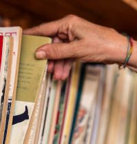 Los mensajes machistas que llevan a muchos hombres a no leer novelas