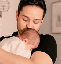Los hombres tienen la capacidad de amamantar a sus bebés