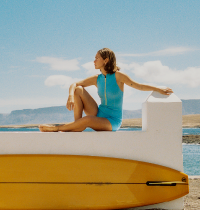 Carlota Weber X Cantê, una colección que nace entre olas, atardeceres dorados y el espíritu libre de las surf girls eternas