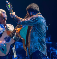 Los Delinqüentes conquistan el Palau Sant Jordi en el debut de su nueva gira conmemorativa
