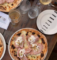 Pizzabar abre nuevo local en el Eixample con pizzas de masa fina, tapas gastronómicas, vinos y cócteles
