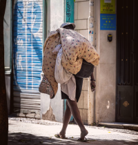 De la arquitectura hostil a los servicios hostiles: Madrid da un nuevo paso contra las personas sin hogar al tirar sus pertenencias sin avisar
