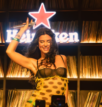Nathy Peluso subida a la barra: así fue la preparty con la que Heineken arrancó su verano festivalero