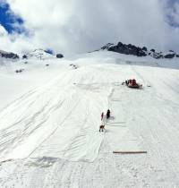 La sorprendente solución contra el derretimiento de los glaciares: taparlos con lonas de plástico