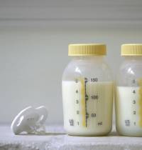 El auge del mercado negro de leche materna con fines sexuales