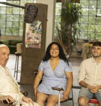 Así es el documental en el que el Papa conoce a una modelo de Onlyfans y descubre Tinder