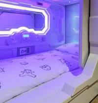 Dormir en una cápsula futurista: el hotel que está revolucionando Liubliana