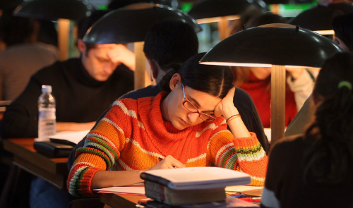 Sueldo digno y sentido de propósito: principales demandas laborales de los jóvenes de todo el mundo