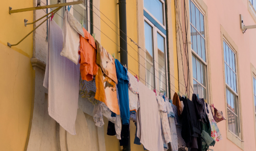 Barcelona te va a multar si tiendes la ropa en tu balcón
