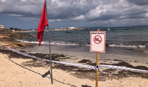 Materia fecal llena las playas de Ibiza debido al turismo masivo