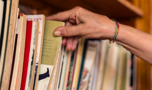 Los mensajes machistas que llevan a muchos hombres a no leer novelas