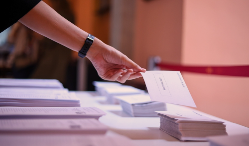 ¿Qué es la lotocracia? Así funciona elegir a los gobernantes de manera aleatoria