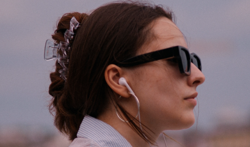 La gen Z dedica ya tres horas semanales a escuchar música generada por IA