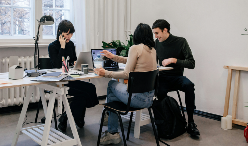 Ir a la oficina erosiona tu felicidad diaria