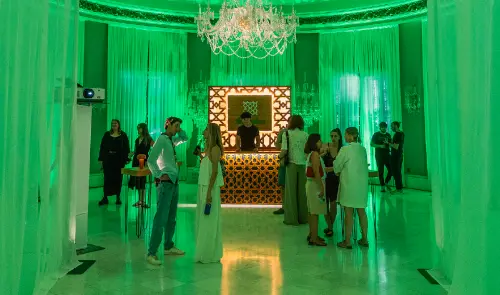 Alhambra le declara la guerra a la prisa (y lo hace con mantel y guitarra)