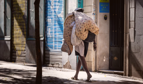 De la arquitectura hostil a los servicios hostiles: Madrid da un nuevo paso contra las personas sin hogar al tirar sus pertenencias sin avisar