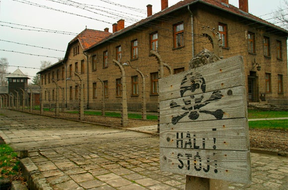$!El 'tatuador de Auschwitz' y su historia de amor con una prisionera a la que marcó la piel