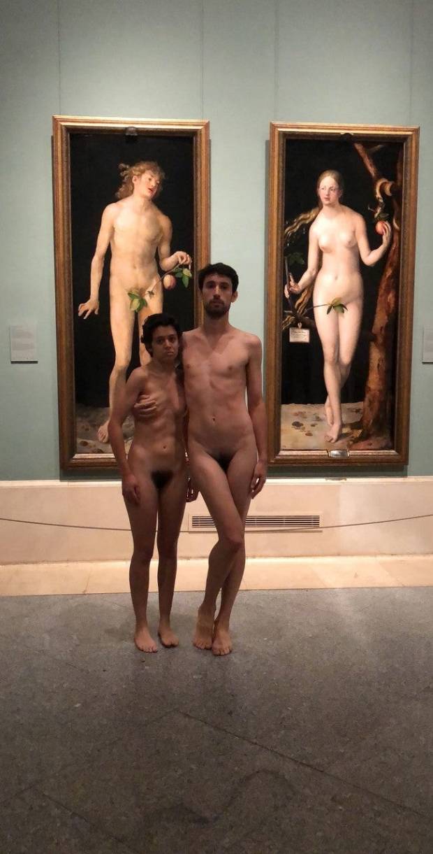 $!Los artistas Adrián Pino y Jet Brühl se desnudan delante de Adán y Eva en El Prado
