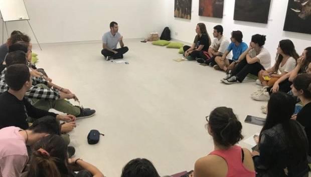 $!Los alumnos de la Akademia escuchando al profesor de hoy, Raúl Ravelo, que les ha preparado una clase intensa.