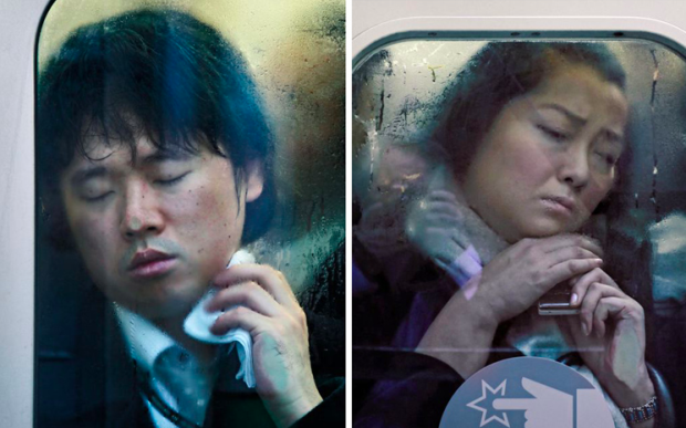 $!Las imágenes del surrealista trabajo de los ‘empujadores’ del metro de Tokio