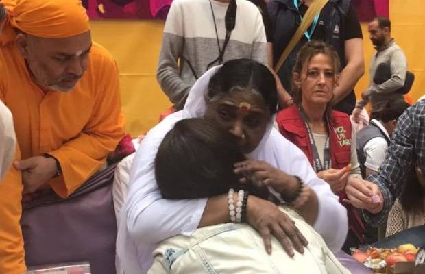 $!Así es abrazar a la líder espiritual hindú Amma en Barcelona