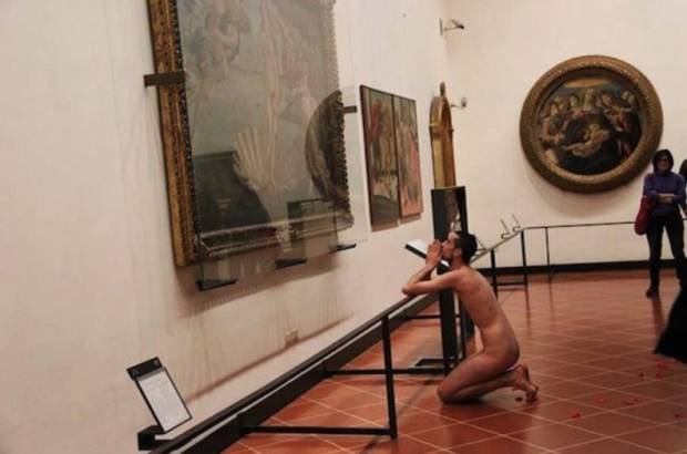 $!Hablamos con el artista barcelonés que se desnuda ante obras de arte
