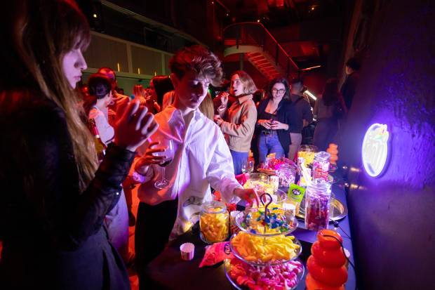 $!Activación de Fini durante la fiesta