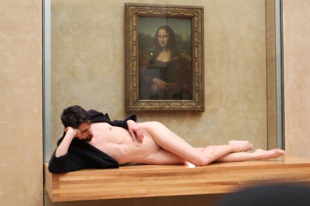 $!El artista Adrián Pino se desnuda delante de la Mona Lisa en el Louvre