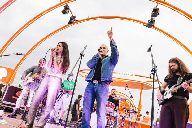 $!Nos quedamos atrapadas en la Island of Joy de Aperol Spritz del Primavera Sound