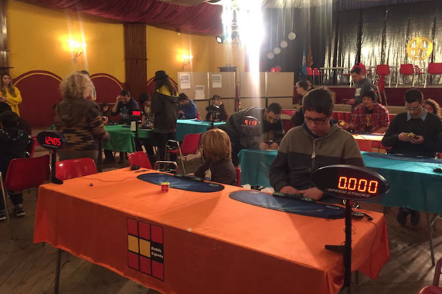 $!Fui A Un Campeonato De Cubo De Rubik Y Descubrí Un Frikiuniverso De Colores